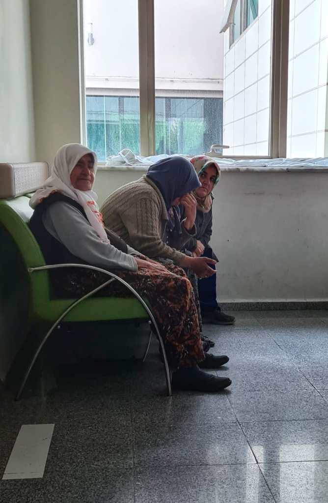 deze dame ziet het wachten niet meer zitten